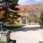 A Fővárosi Képtárnak otthont adó Kiscelli Múzeum udvara